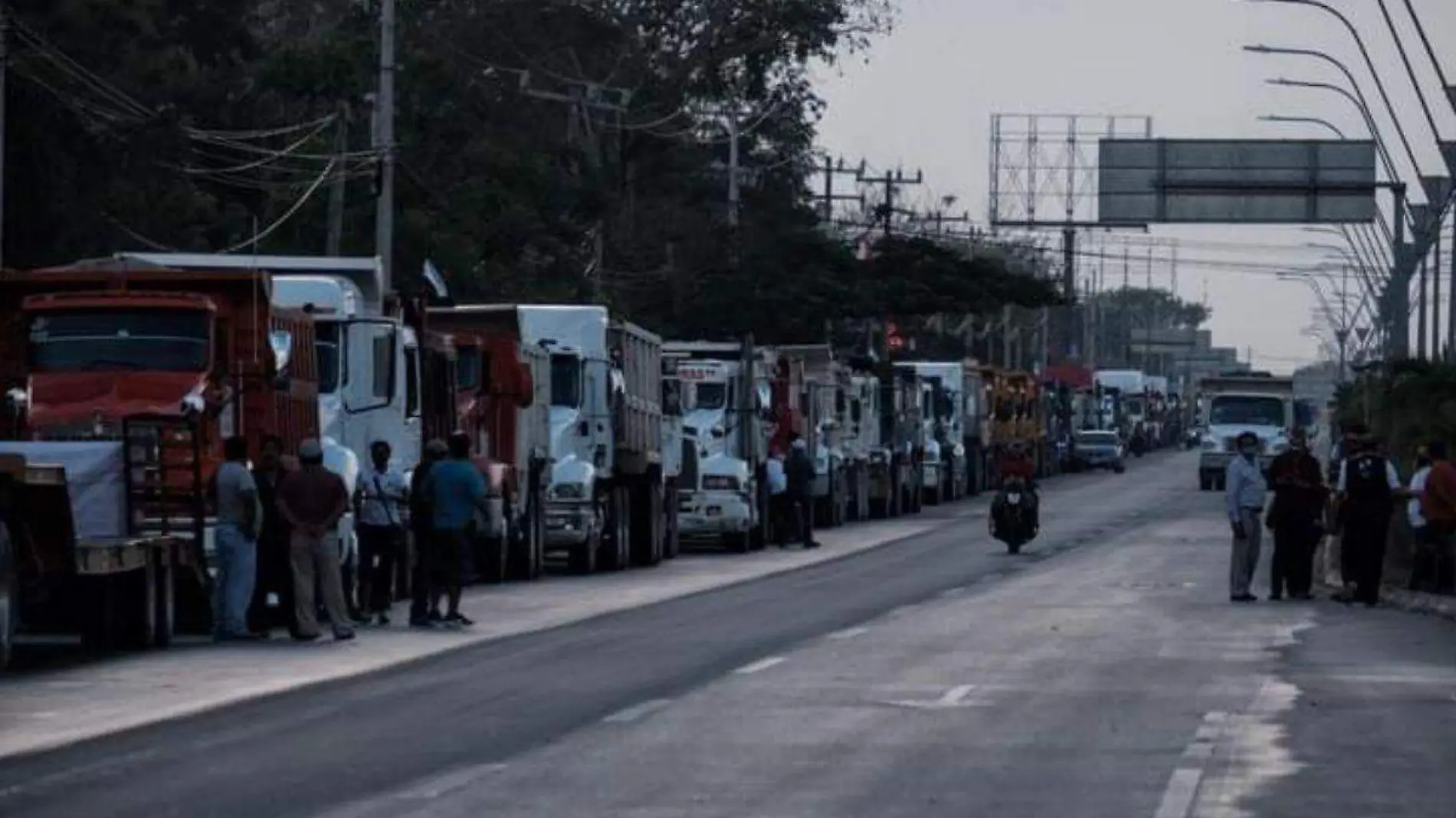 Transportistas protestan en Cancún